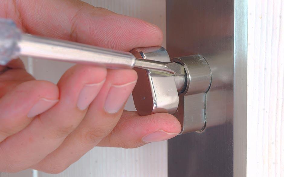 comment ouvrir une porte fermée à clé avec un trombone Mallemort